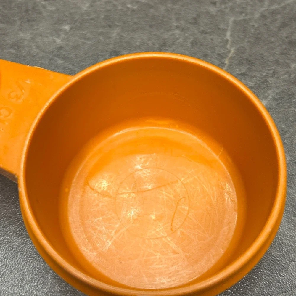 Tupperware vintage measuring